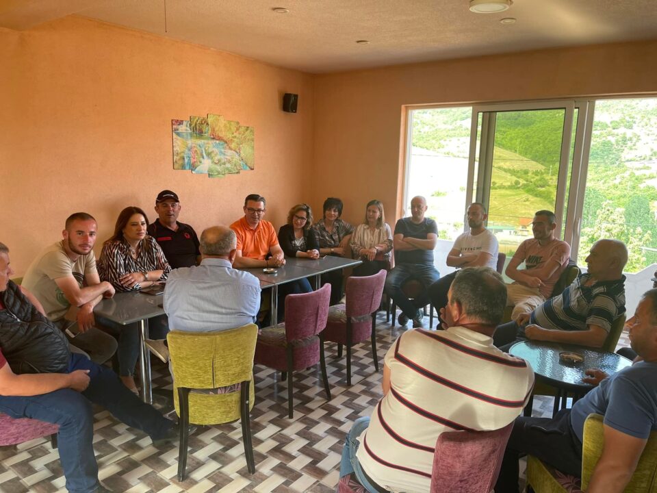 Трипуновски оствари средба со земјоделци од Крушевско Норово: Тутунарите си ги бараат субвенциите за тутунот!