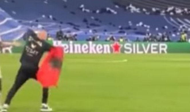 ВИДЕО: Нова снимка од навивачот кој влета на терен со албанско знаме