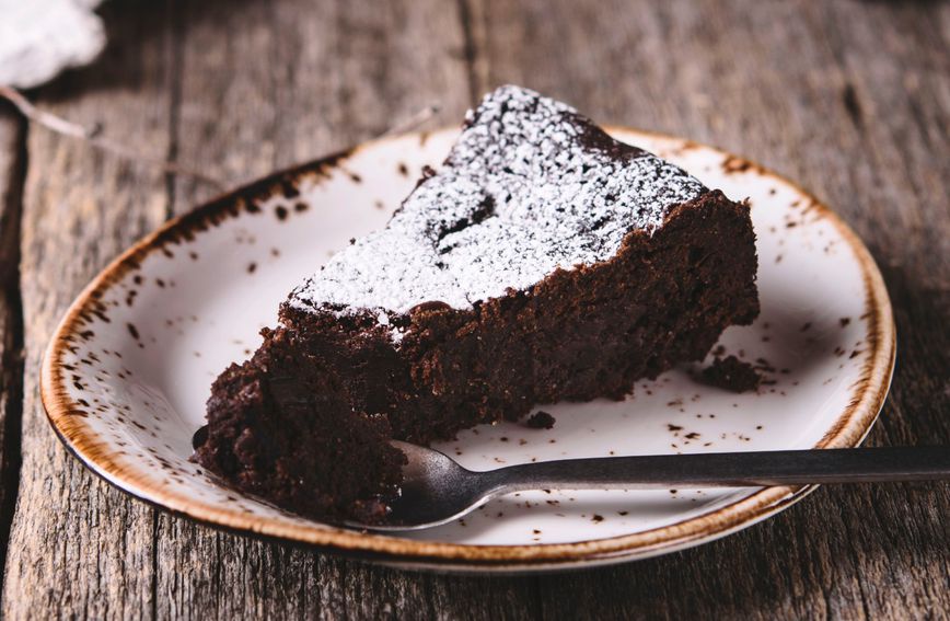 Десерт без грижа на совест: Брз чоколаден колач кој нема да се лепи за колковите