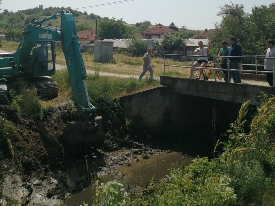 Се чисти коритото на Сува Река во Текија и Дељадровци