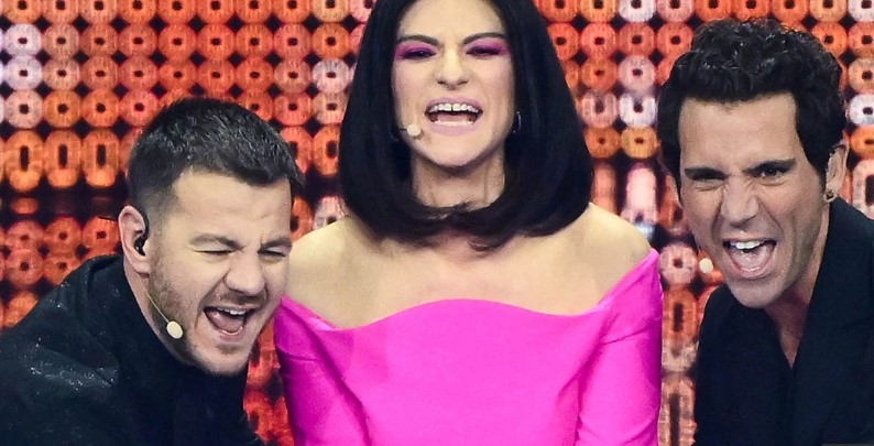 Цела Европа се мајтапи со водителката на Евровизија – се пресоблече три пати, а Ѓоковиќ е нејзин голем фан, но не ја ангажирал на свадба поради цената!
