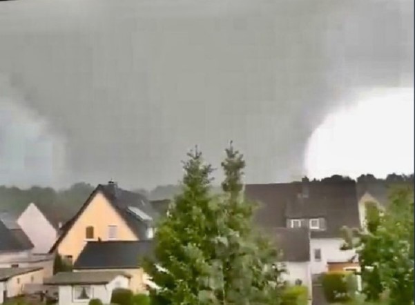 Торнадо во германскиот град Падерборн, повредени околу 40 лица