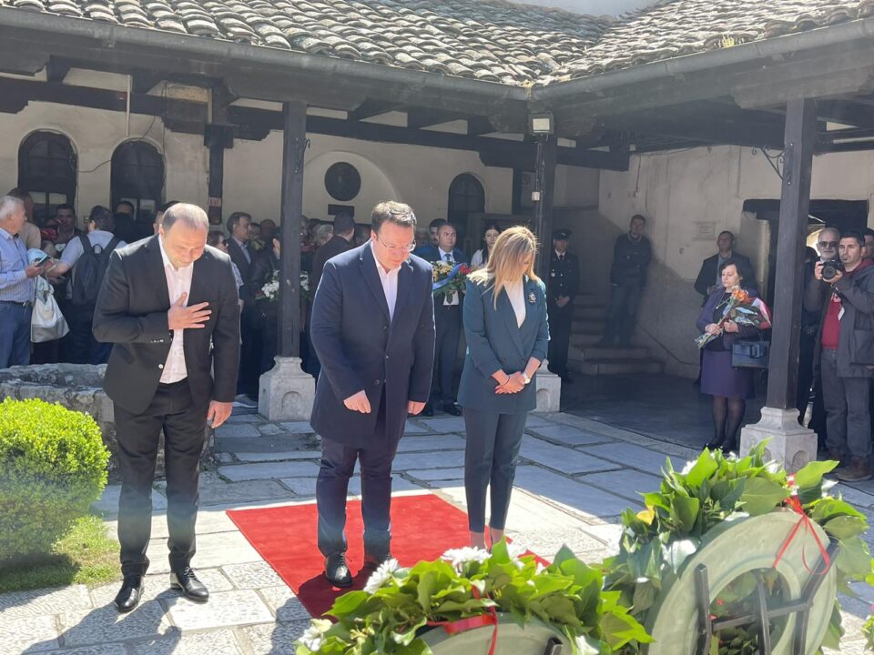 Делегација на ВМРО-ДПМНЕ положи свежо цвеќе на гробот на Гоце Делчев