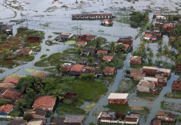 Расте бројот на жртви по поплавите и свлечиштата во Бразил