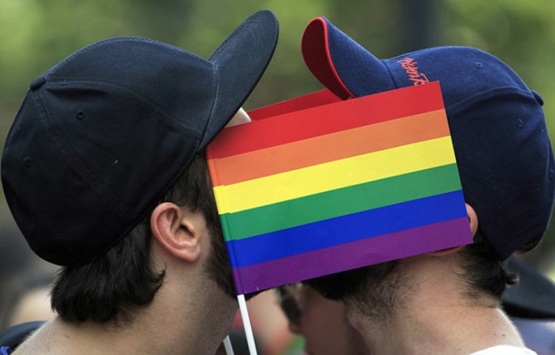 Хрватскиот суд одлучи: Геј паровите ќе може да посвојуваат деца