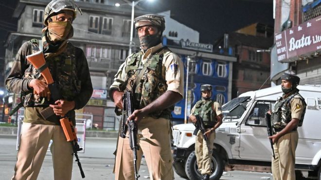 Во Кашмир убиени шест милитанти, полицаец и ТВ новинар