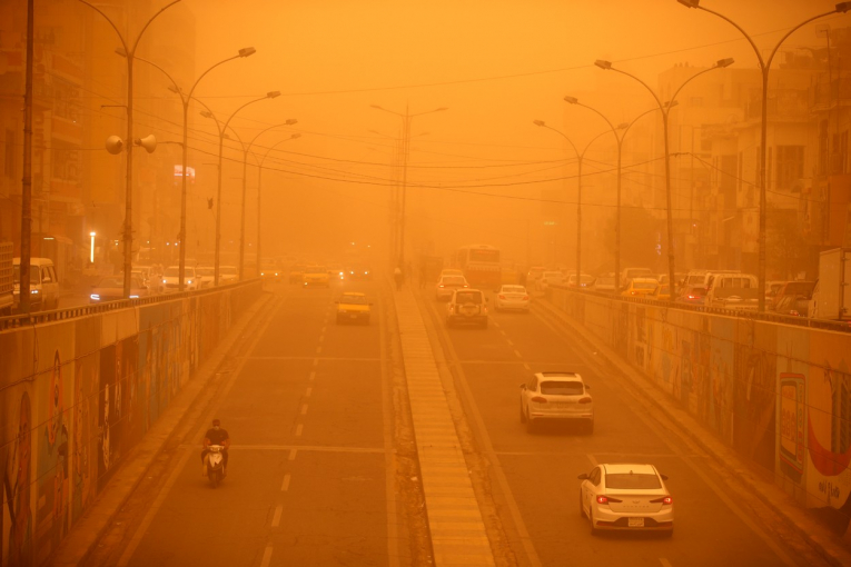 Песочна олуја го парализира Багдад, целиот град обвиен во портокалова боја (ВИДЕО)
