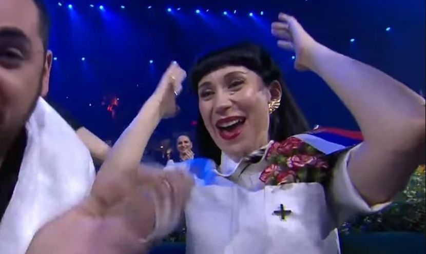 КОНСТРАКТА СЕ ФАТИ ЗА ГЛАВА – еве што прво изговори на српски јазик откако се пласираше како последна во финалето на Евровизија (ВИДЕО)