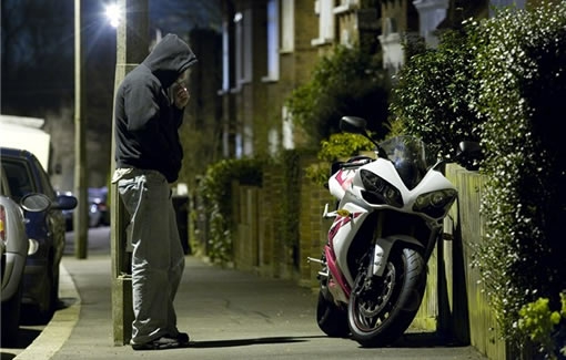 Приведен 33 годишник од кумановско, на сила украл мотоцикл