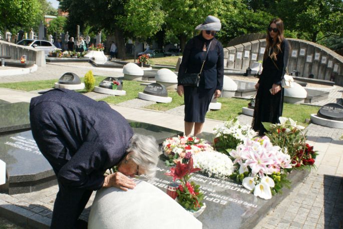 ОВАА ЖЕНА Е МАЈКАТА НА АНА БЕКУТA: Дојде со пејачката на гробот на Мрка, а потоа изврши православен ритуал! (ФОТО)