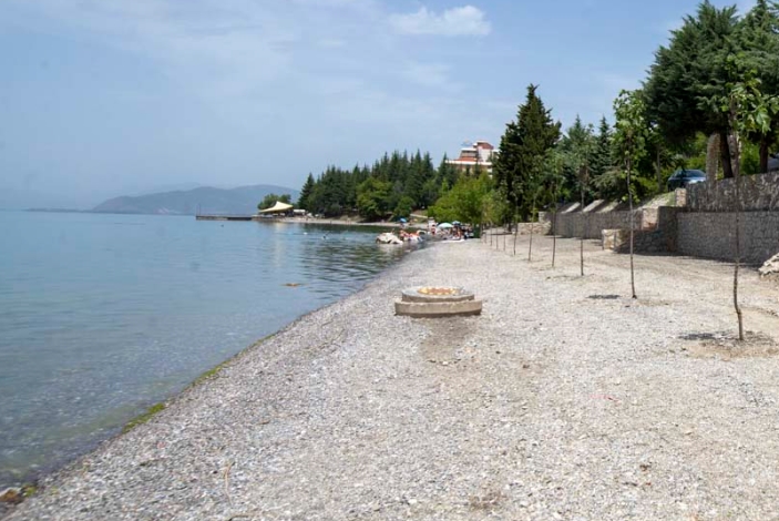 Неовластено поставил 50 лежалки и 25 чадор за сонце на плажа во Охрид за да оствари незаконски профит