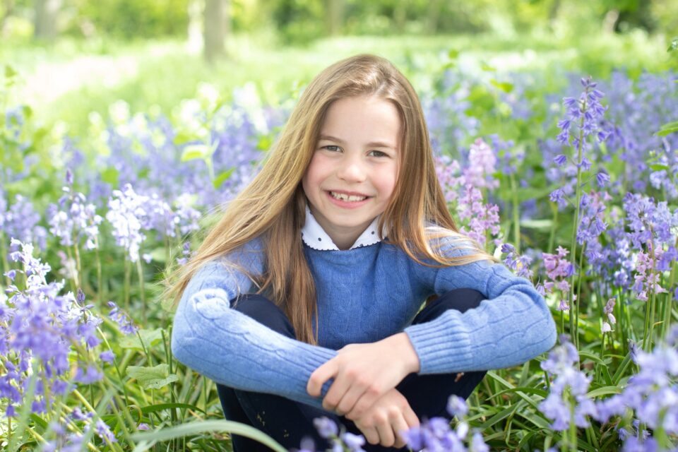 ФОТО: Принцезата Шарлот слави роденден, Кејт и Вилијам објавија нови фотографии од ќерката