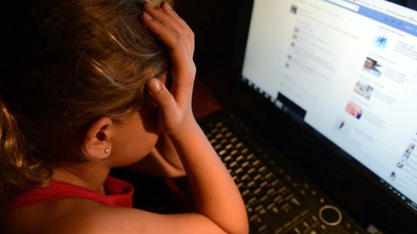 ГРОЗОМОРНО: Наставник од Струмица преку Фејсбук испраќал пораки до малолетна ученичка со цел да ја наведе на с*ксуален однос – поднесена кривична пријава