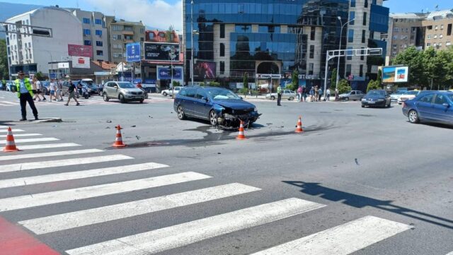 ФОТО: Тешка сообраќајна несреќа кај Соборна, сообраќајот се одвива отежнато