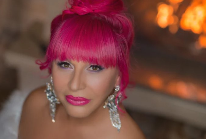 Со децении заштитен знак и е розовата боја на коса, но ќе гледате двапати кога ќе ја видите Зорица Брунцлиќ како русокоса – социјалните мрежи вријат (ВИДЕО)