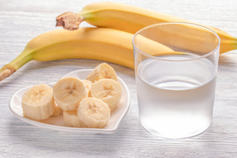 Што се случува ако наутро изедете една банана и испиете чаша млака вода: Големи промени за кои не сте ни свесни!