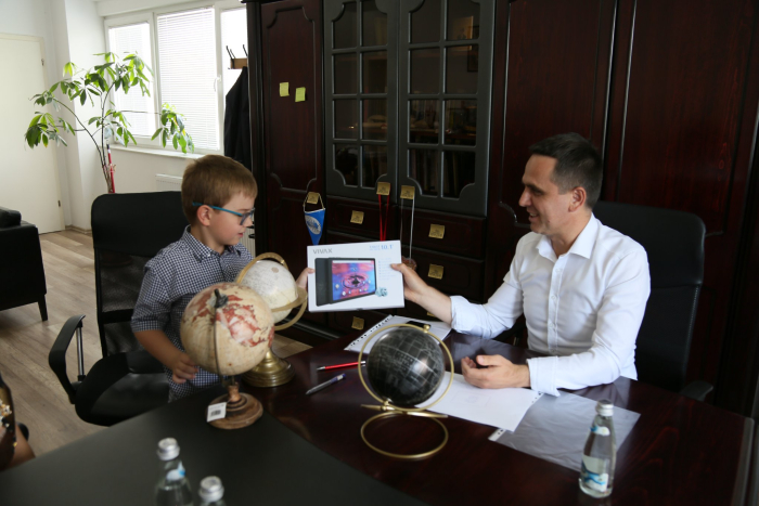 Касами: Денес имав средба со Македон, му подарив еден од глобусите на нашата општина и таблет