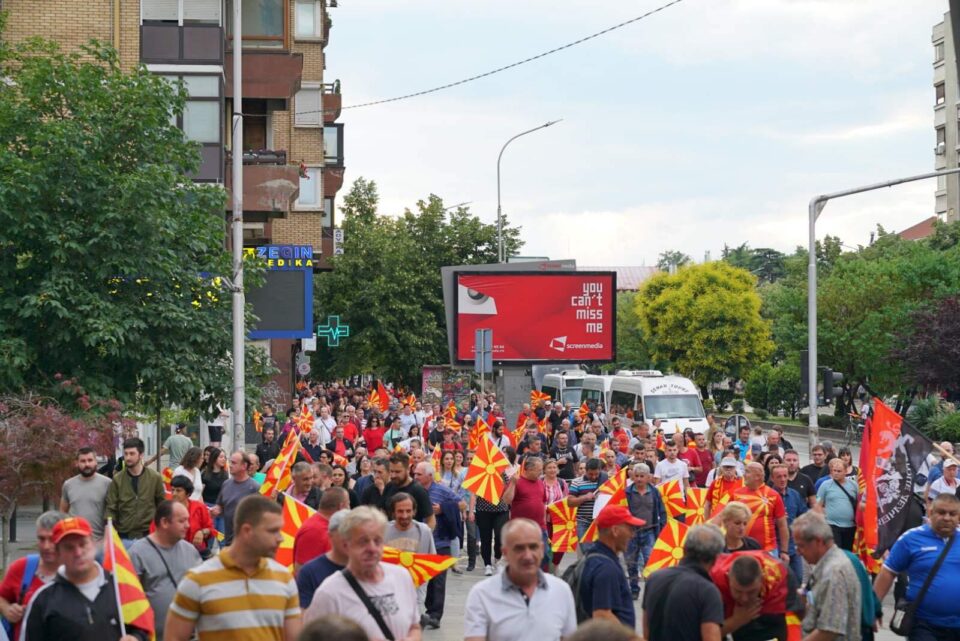 ГРАЃАНИТЕ МАСОВНО СЕ УПАТУВААТ КОН ВЛАДАТА – реки народ во огромен број тргна на протестот од различни страни на Скопје (ФОТО ГАЛЕРИЈА)