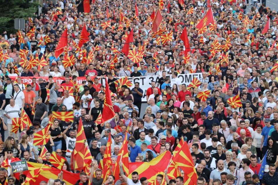 ФОТО: Реки народ се слеаа пред Владата на вчерашниот протест на ВМРО-ДПМНЕ