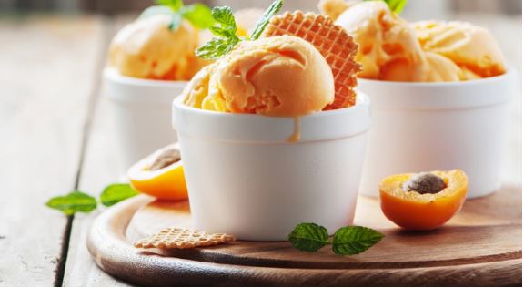 Време е за освежување: Домашен сладолед од кајсии (РЕЦЕПТ)