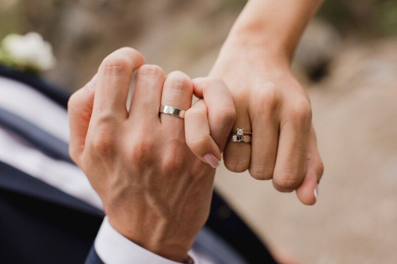 Доказ за вечна љубов: На која рака треба да го носите вереничкиот прстен, а на која бурмата?