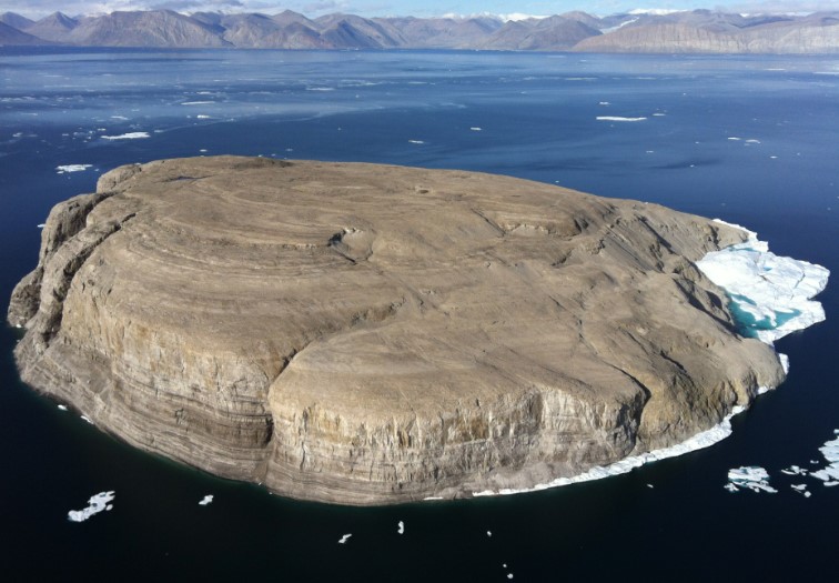 По речиси 50-годишен спор Канада и Данска поделија мал арктички остров