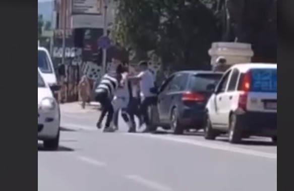 ВИДЕО: Тепачка среде бел ден во Кисела Вода поради недоразбирање во сообраќајот