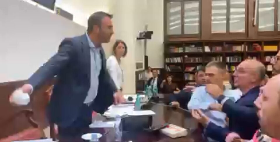 Твитерџиите добро ја искористија вчерашната тепачка во македонското собрание, еве со какви видеа тераа мајтап со Арбр Адеми