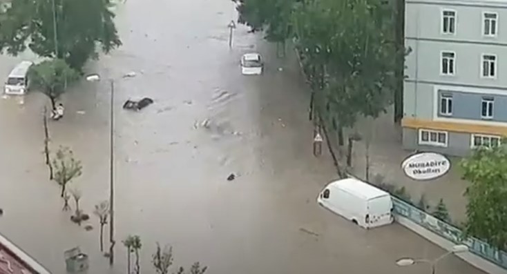 Најмалку четири лица го загубија животот во поплавите во Анкара