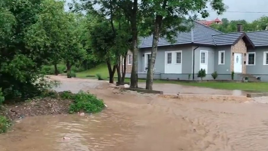 ВИДЕО: Поплави во БиХ, стотици објекти под вода