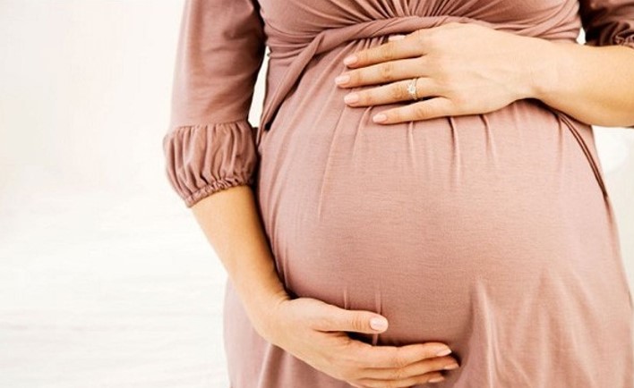 Експертите потврдија: Жените блескаат во бременоста – тајната е во хормоните!