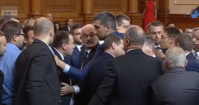 ХАОС ПРЕД ДЕЦА: Избегната тепачка во бугарското Собрание, паднаа тешки закани (ВИДЕО)