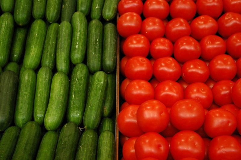 Трговците од Струмичко стравуваат од недостиг на домати и краставици и изгор цени на пазарите на мало