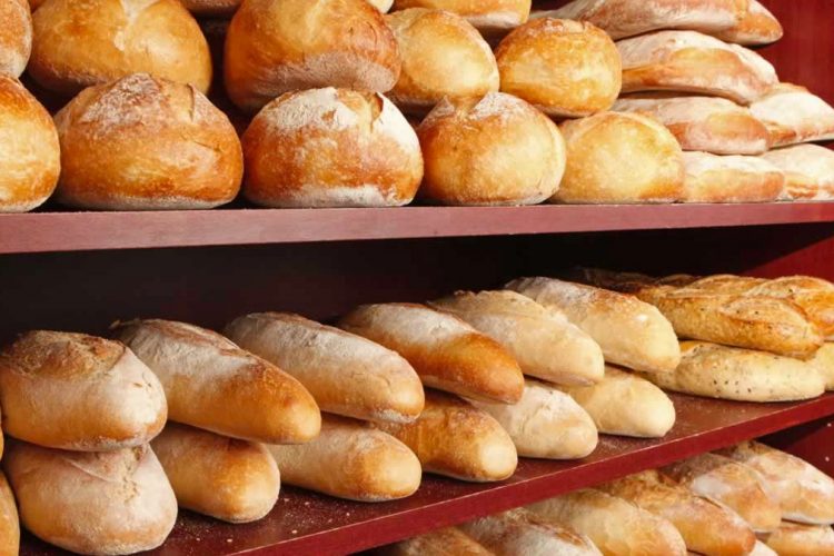 Едни месат, други бараат, трети купиле повеќе за резерва – Граѓаните се снаоѓаат за леб, пекарите остануваат на одлуката