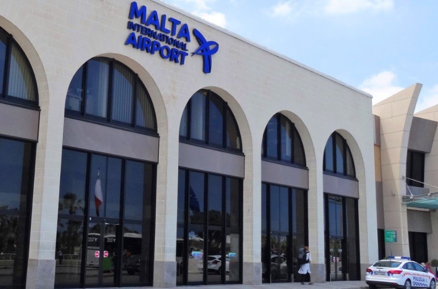 Македонски граѓани минуваат низ голгота: Заглавени на аеродром во Малта, летови презакажани до недогледно време
