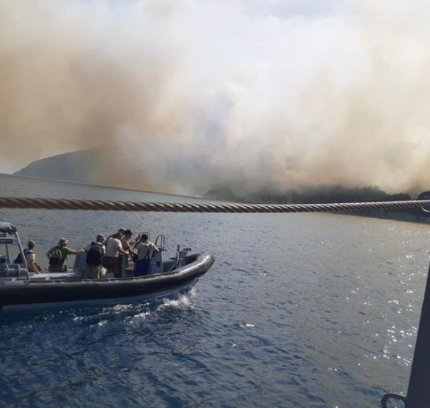 Беснеат пожари на островот Сазан, има опасност од експлозии на муниција