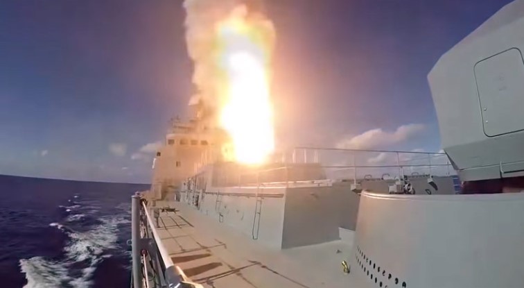 Американски воен брод истрела предупредувачка ракета над ирански брод