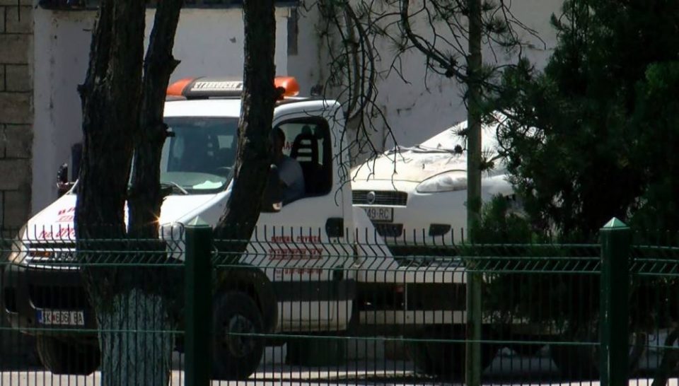 ВИДЕО: Запаленото возило на командирот на затворските чувари во Идризово- два дена по претресите во келиите