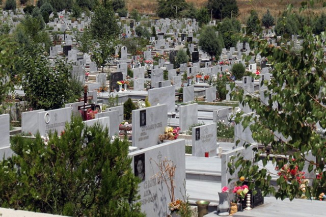 ДЕНЕСКА И УТРЕ Е ЗАДУШНИЦА – празник во чест на мртвите, ова никако не смеете да го правите на гробишта!