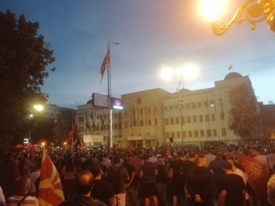 ФОТО: Голем број на специјалци зад Собрание, а толпа народ пред Собрание
