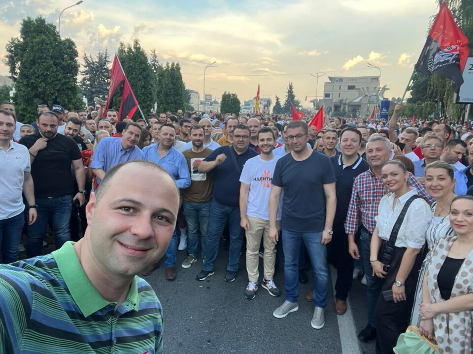 Мисајловски со порака од сенародниот протест: Македонија пред сè и над сè! (ФОТО)