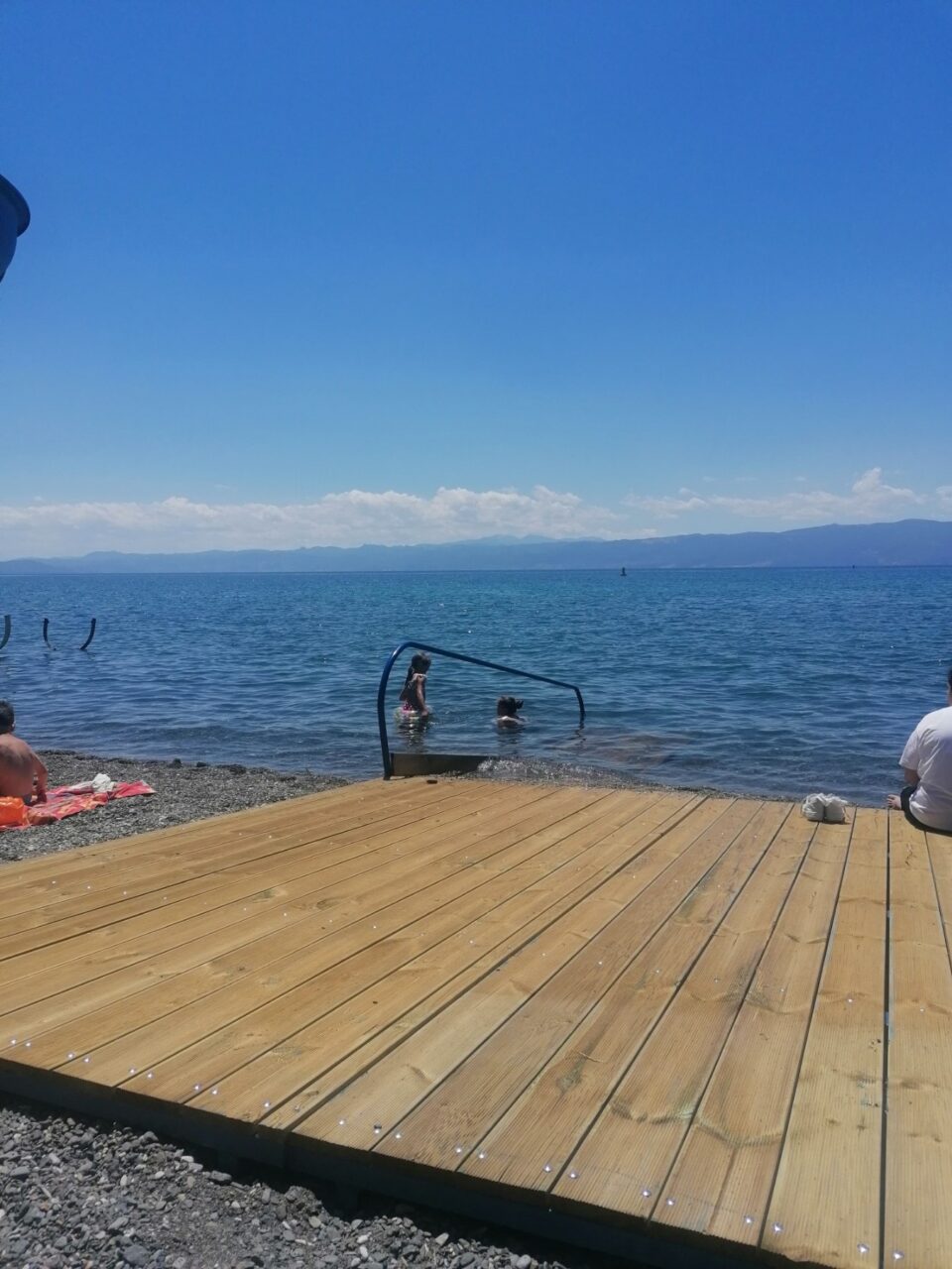 Пецаков: Две плажи во Охрид добија пристапни рампи за лица со инвалидитет