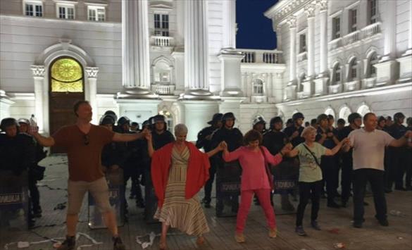 ВИДЕО: Се заигра оро на протестот пред Влада