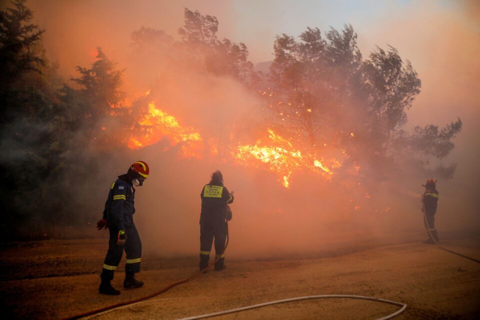 Атина: Состојбата со пожарот се подобрува, но сè уште не е локализиран