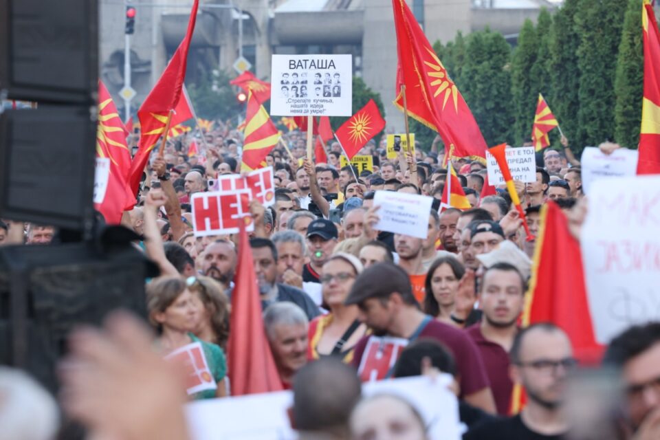 ФОТОГАЛЕРИЈА: Реки од народ пред Владата на Македонија