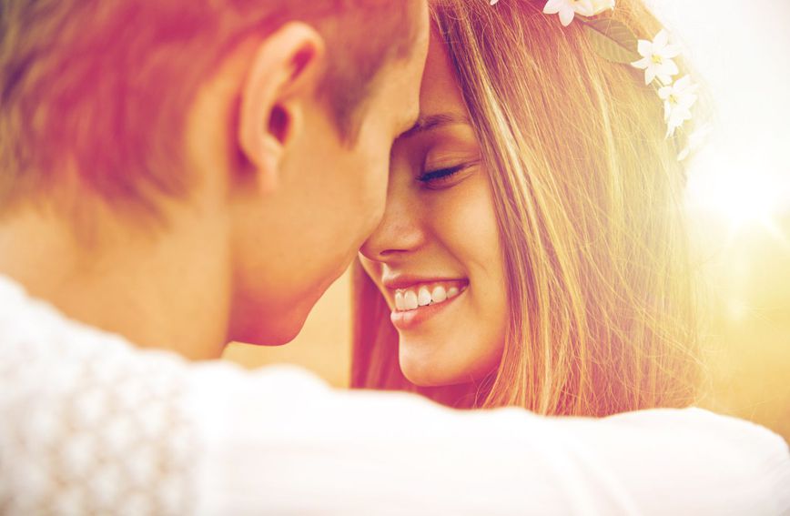 Седум мали нешта кои ќе ви откријат дали партнерот е навистина длабоко вљубен во вас!