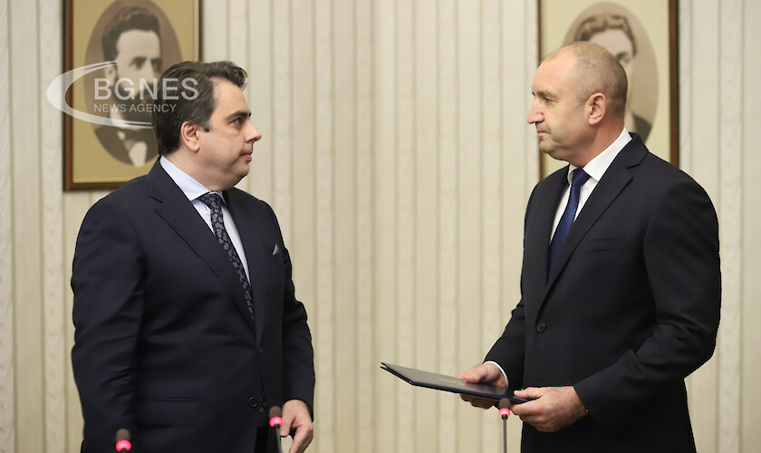 АСЕН ВАСИЛЕВ НЕ УСПЕА ДА ОБЕЗБЕДИ МНОЗИНСТВО: Го врати мандатот неисполнет, а бугарскиот претседател упати јасна порака