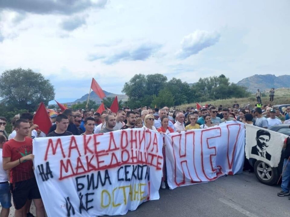 „УЛТИМАТУМ, НЕ БЛАГОДАРАМ“: Галерија од вчерашните блокади ширум Македонија (ФОТО)