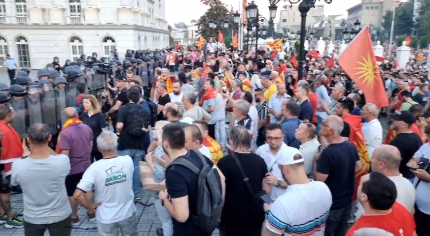Демонстрантите од пред Владата се движат кон Собранието