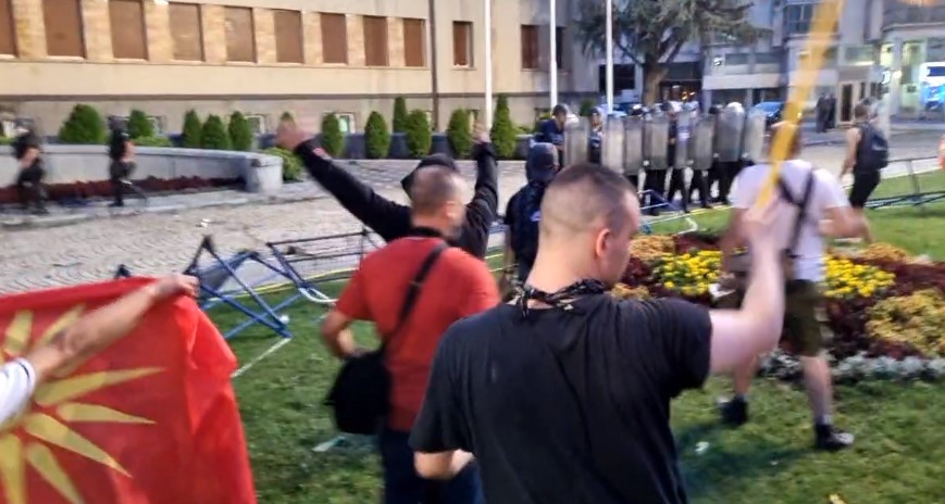 ФОТО: Демонстрантите ја пробија оградата пред Собранието